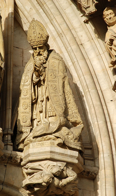 Statue de saint Gry au tympan du portail de l'htel de ville de Bruxelles
